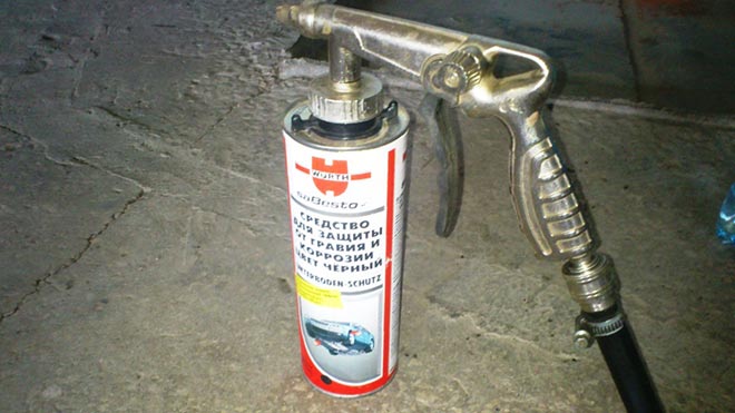 Баллончик подключен к распылителю