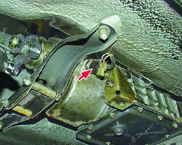 где находится датчик заднего хода ваз 2107