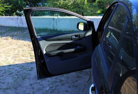 Почему не открывается дверь в машине