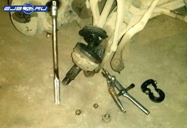 С таким порванным пыльником я прокатался 1.5 месяца. На фото видно оба съемника.