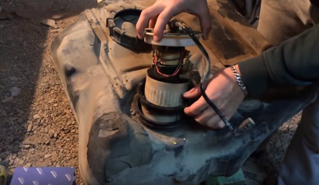 Замена топливного фильтра Мазда 3 BK