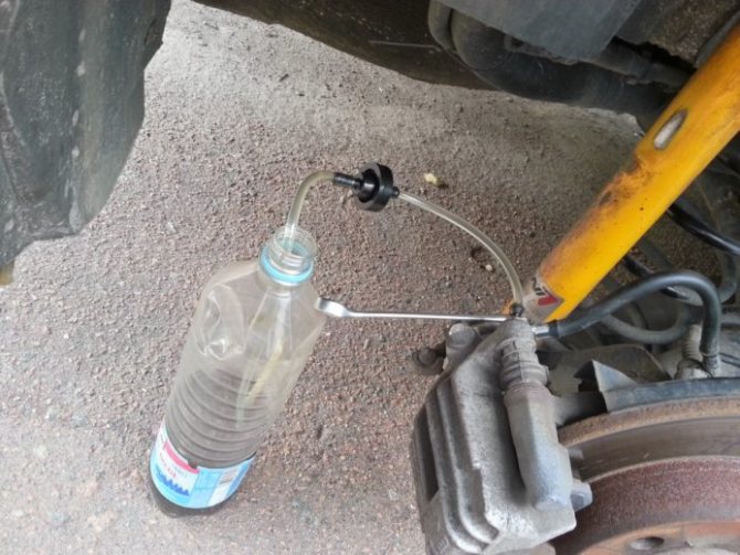 прокачка тормозов через бутылку