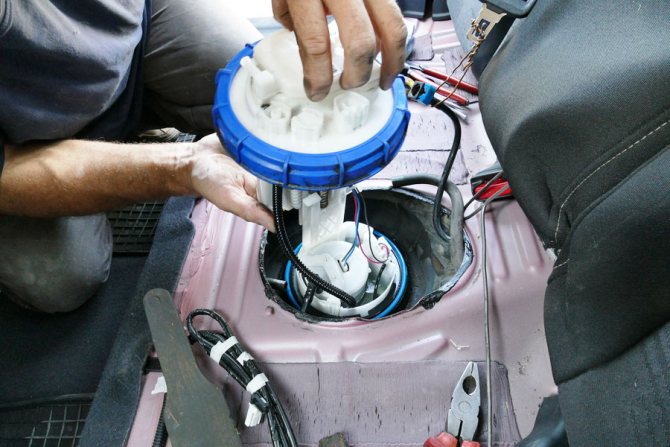 Смена топливного фильтра в машине