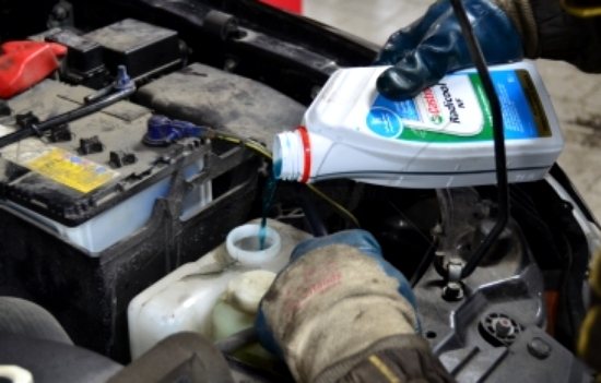 Залить антифриз в расширительный бачок